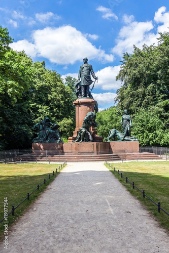 Statue von Reichskanzler Otto von Bismarck am Großen Stern in Berlin