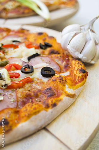 złocista pizza z oliwkami i serem