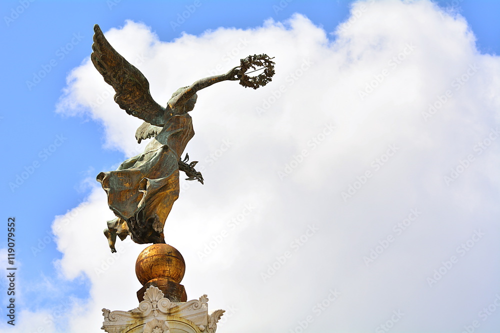Fototapeta premium Bronze statue of the goddess of victory on the monument to the memory of Rome, Italy