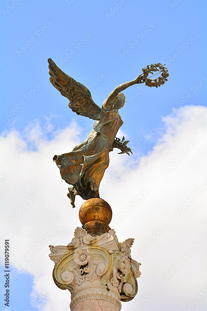 Fototapeta premium Bronze statue of the goddess of victory on the monument to the memory of Rome, Italy