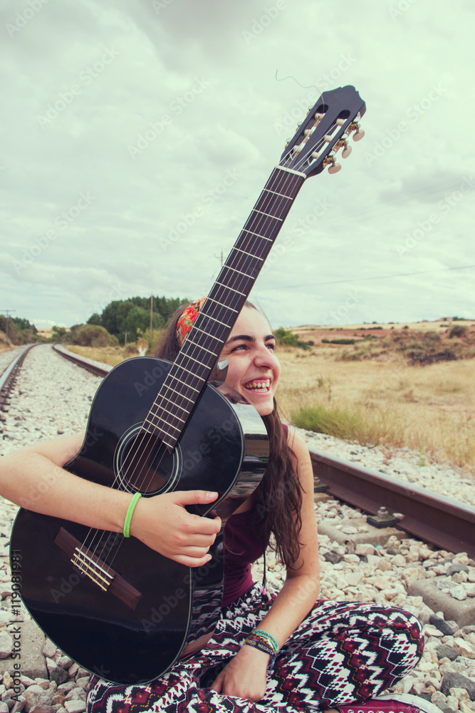 Chica joven tocando la guitarra clásica en exteriores foto de Stock | Adobe  Stock