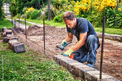 Tableau sur toile Preparing the Paving: Placing the Edging