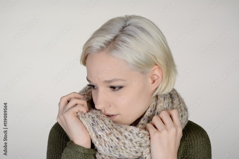 junge Frau mit Schal junge Frau mit Schal