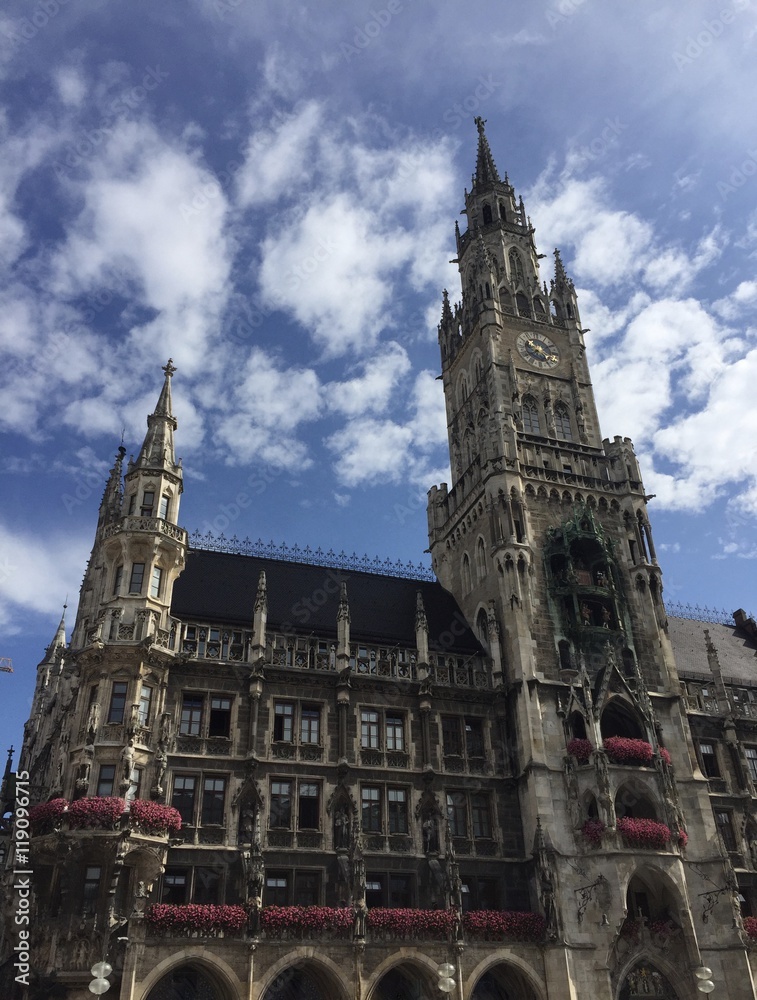 Fototapeta premium Rathaus mit Münchner Kindl am Marienplatz