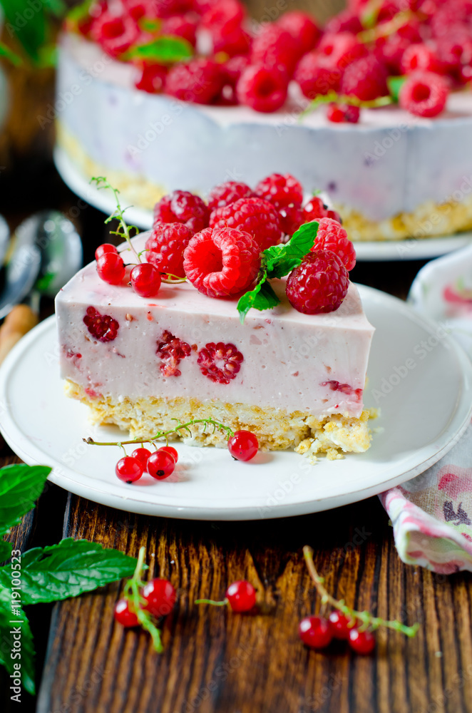 Cheesecake with raspberries