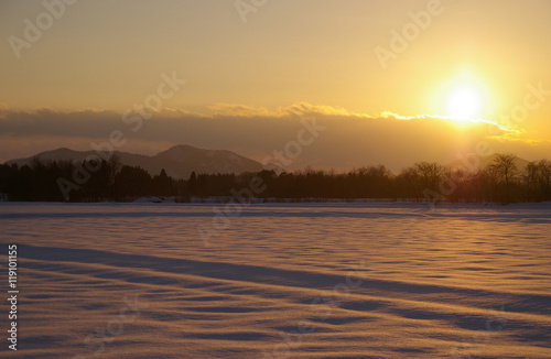 雪原と夕日