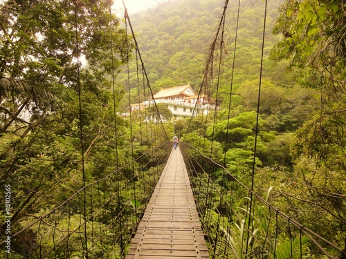 台湾東部・タロコ渓谷の吊り橋と寺院