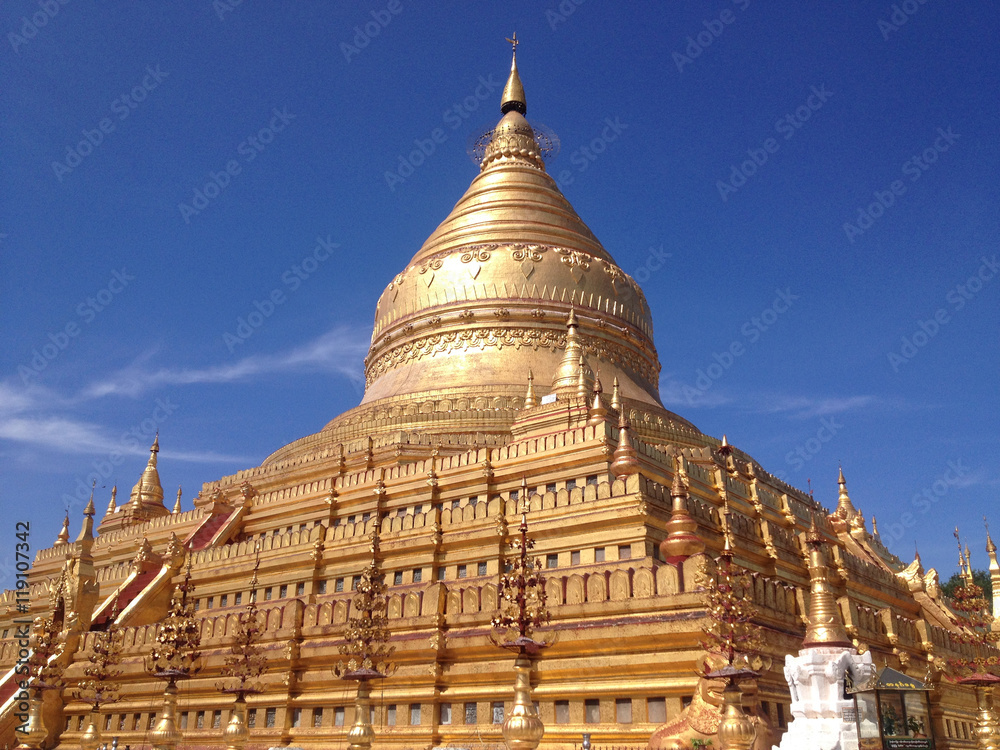 Fototapeta premium Shwezigon Pagoda in Nyaung-U, Bagan, Myanmar