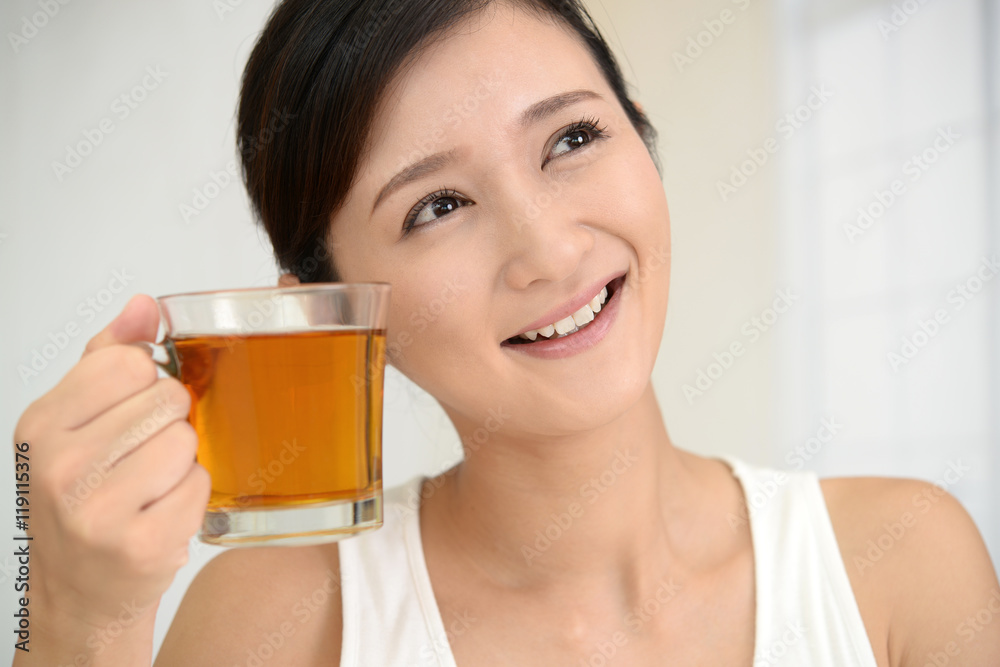 寛ぐ女性 寛ぐ女性