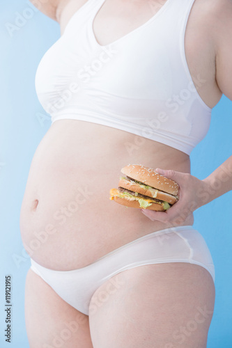 Foto Fat overweight woman take hamburger