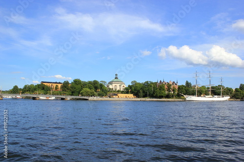 Blick auf die Schären vor dem Hafen von Stockholm (Schweden)