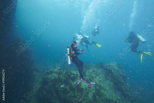 Divers and coral reef © para827
