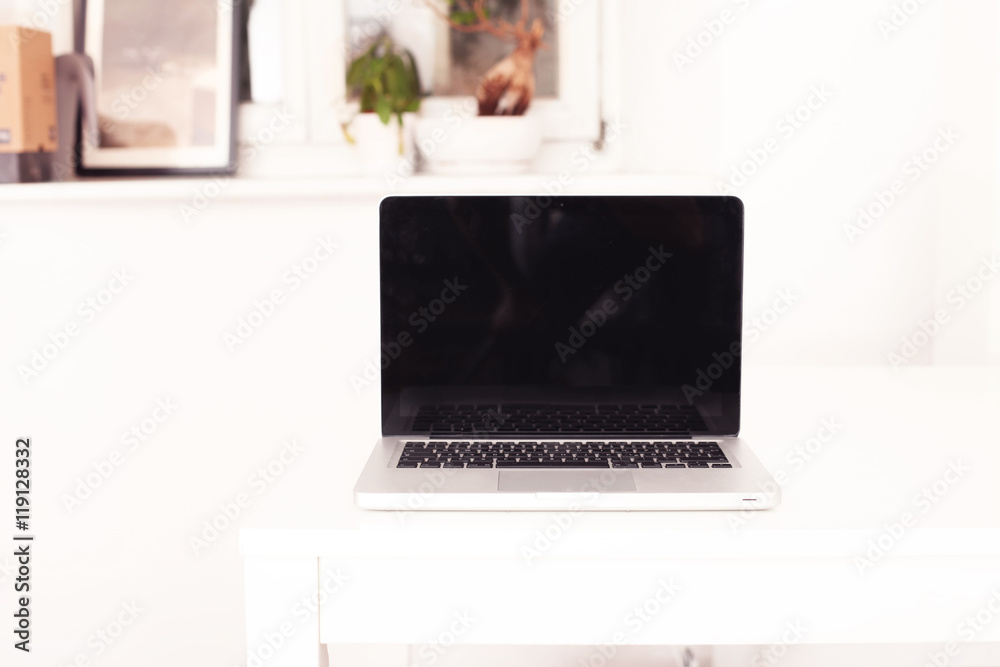 Notebook auf dem weißen Schreibtisch Notebook auf dem weißen Schreibtisch