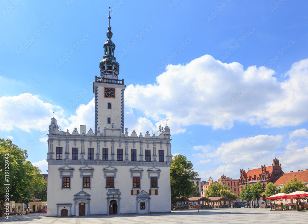 Obraz premium Ratusz w Chełmnie – z końca XIII w, został rozbudowany w latach 1567-1572 i ponownie w okresie 1884-1887. Cenny zabytek polskiego renesansu jest siedzibą Muzeum Ziemi Chełmińskiej 