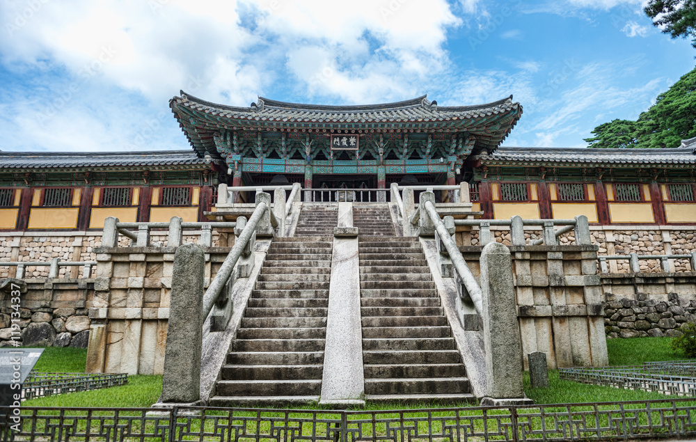 Obraz premium Gyeongju, South Korea - August 18, 2016: Bulguksa Temple is one of the most famous Buddhist temples in all of South Korea and a UNESCO World Heritage Site.
