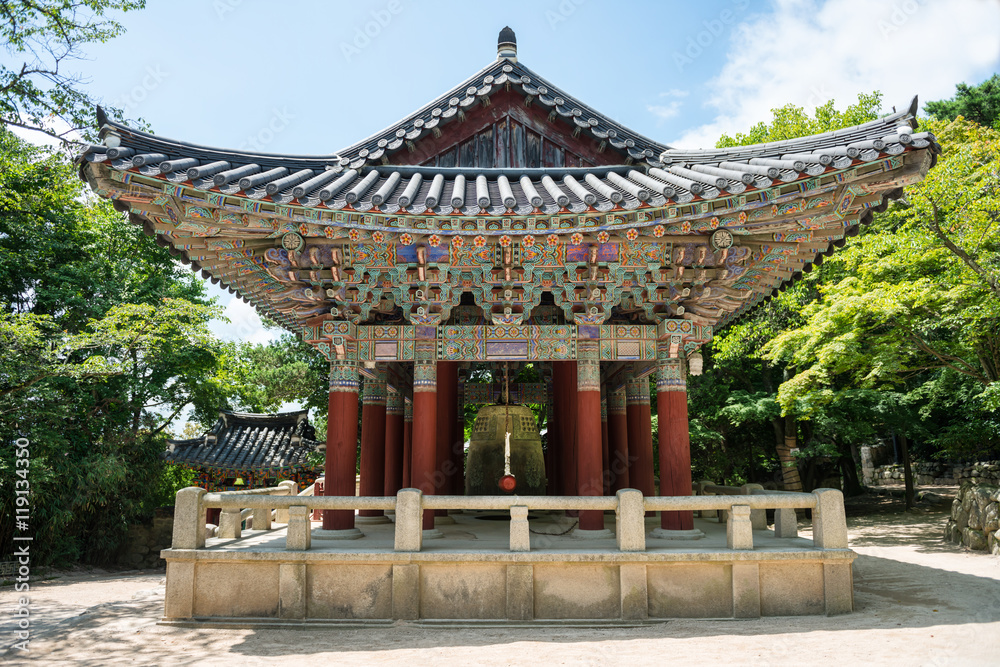 Obraz premium Gyeongju, South Korea - August 18, 2016 : A traditional Korean building at the Bulguksa temple in South Korea.
