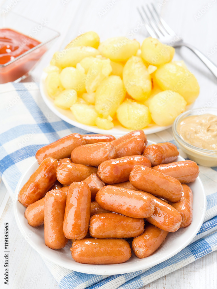 Vertical tray making frankfurters with potatoes