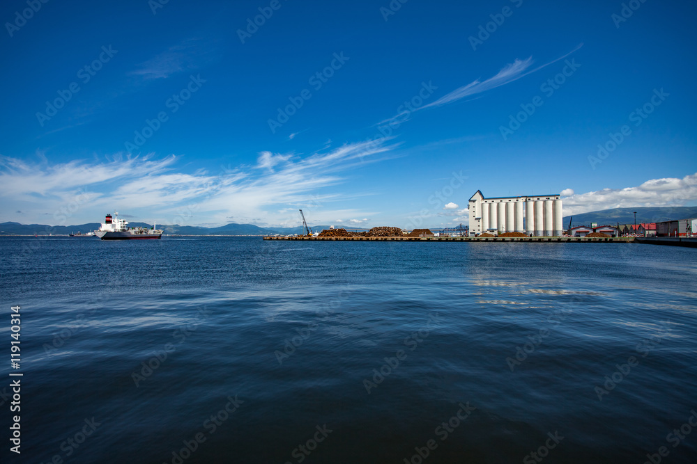 Obraz premium 深く碧い函館港の海と空