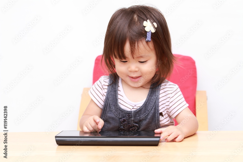 タブレットを使う幼児(1歳児) タブレットを使う幼児(1歳児)