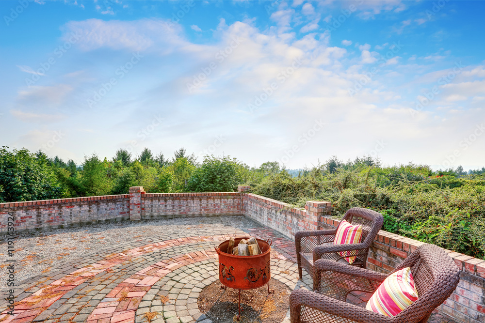 Naklejka premium Paved brick patio of luxury house on Blue sky background
