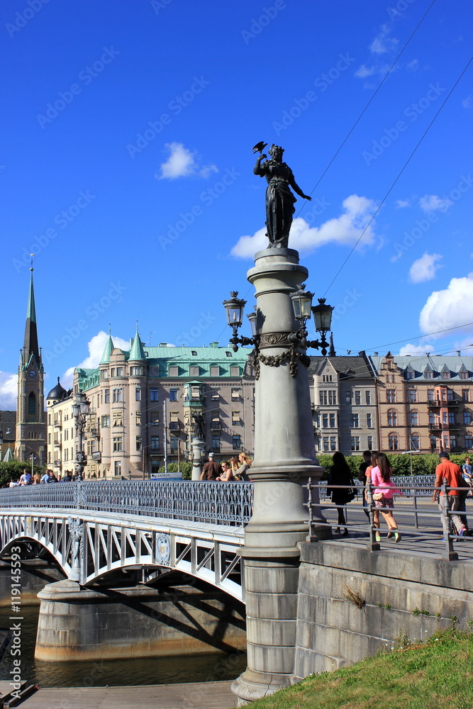 Die Altstadt von Stockholm (Schweden) mit der Brücke Djurgardsbron