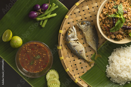 Thai's fried mackerel with vegetables and sauce