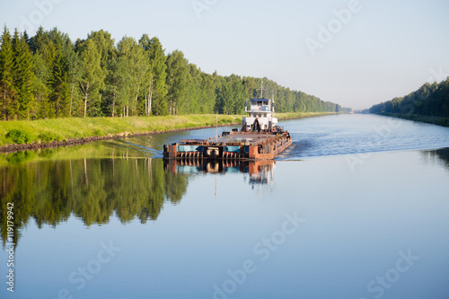 Tableau sur toile River cargo ship goes from Moscow Canal
