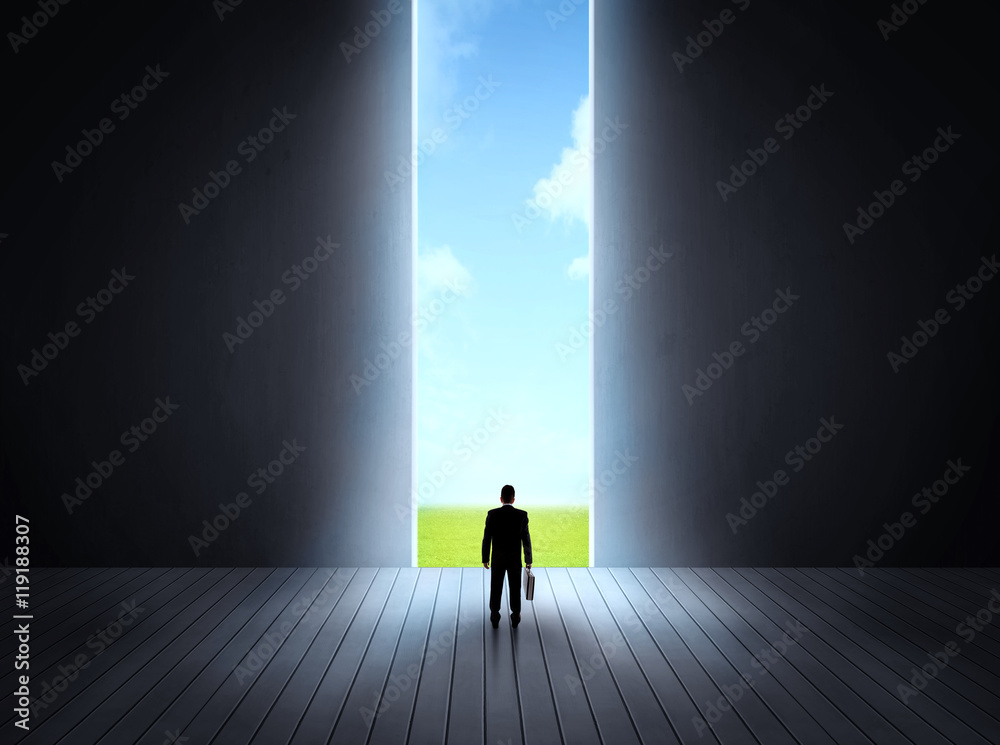 Obraz premium businessman walking to open gate