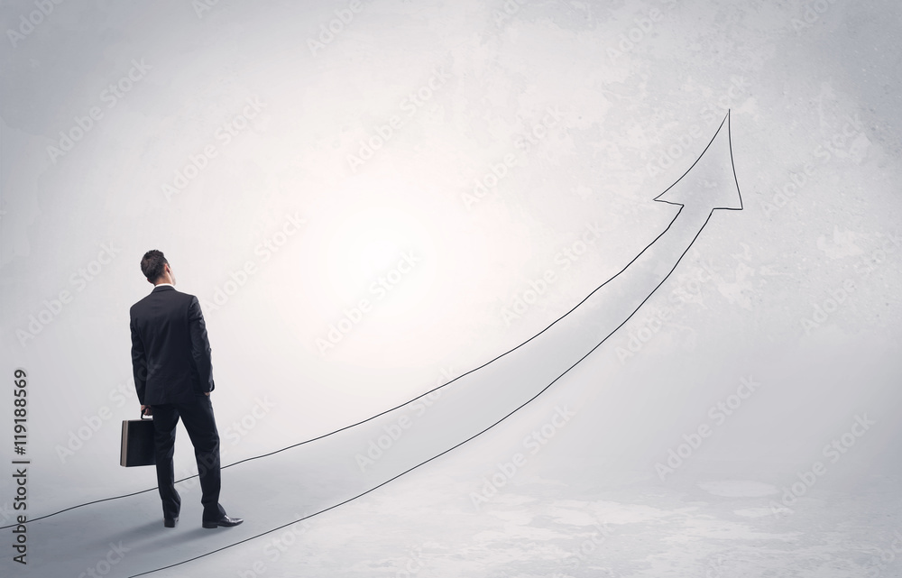Obraz premium Business man standing on drawn arrow