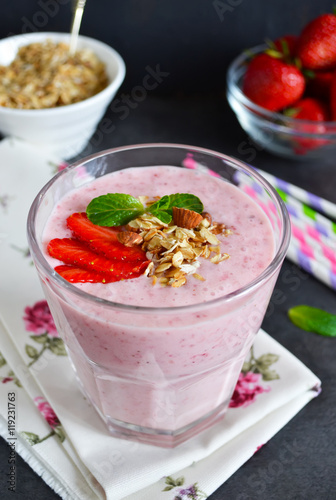 berry smoothies for breakfast with strawberries, oatmeal 