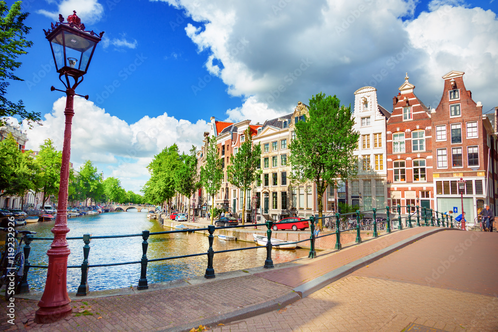 Naklejka premium Kanał w Amsterdamie