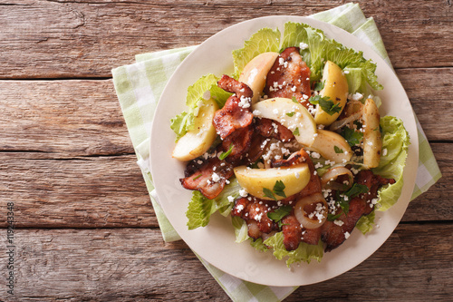 Foto Swedish salad with fried bacon, green apple and goat cheese