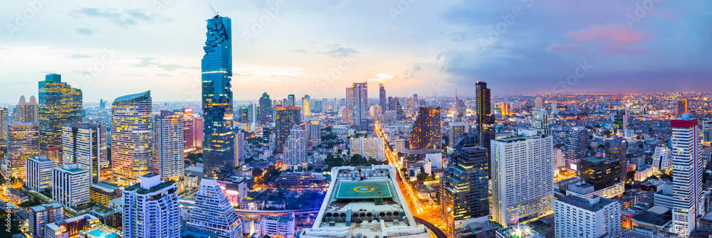 Naklejka premium Panorama miasta bangkok o zachodzie słońca w dzielnicy biznesowej