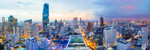 Photo Panorama bangkok city at sunset in the business district area