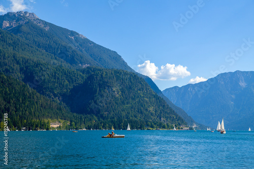 Sport und Erholung auf dem Achensee in Tirol / Österreich © lavizzara