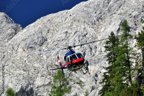 Bergrettungshubschrauber im Einsatz photo