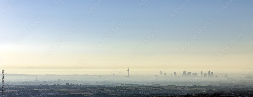 Obraz premium frankfurt am Main in morning fog