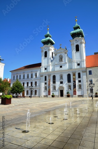 Fotografie Fontaine et jets d'eau, parvis de l'église Saint-Ignace à Gyor