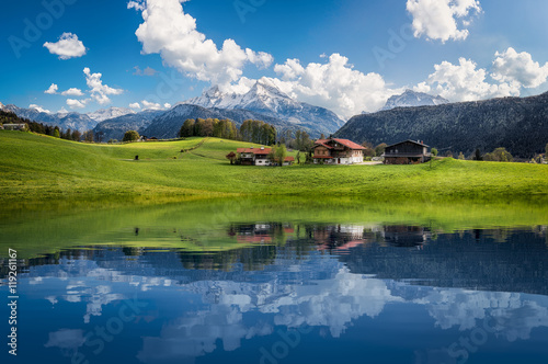 Obraz na płótnie Idyllic summer landscape with mountain lake and Alps w salonie