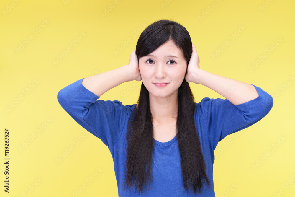 耳を塞ぐ女性 Stock Photo Adobe Stock