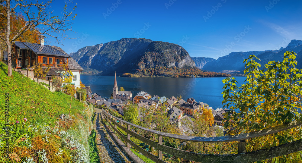 Fototapeta premium Historic mountain village of Hallstatt with lake in fall, Austria