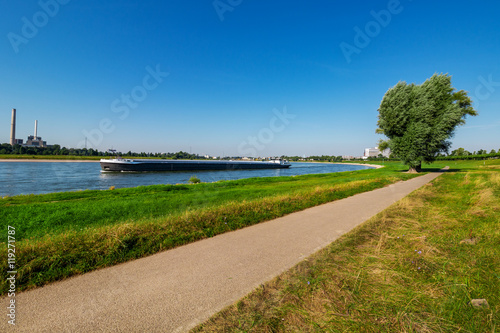 Flussufer mit asphaltiertem Weg bei Düsseldorf
