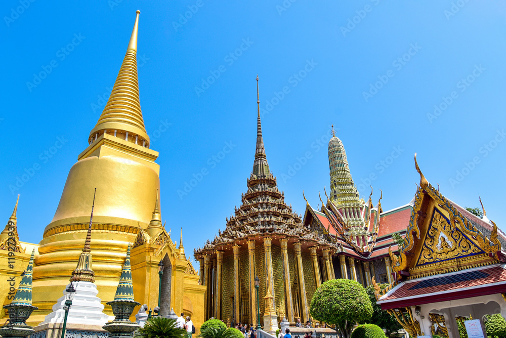 Fototapeta premium Wat Phra Kaew on a Sunny Day