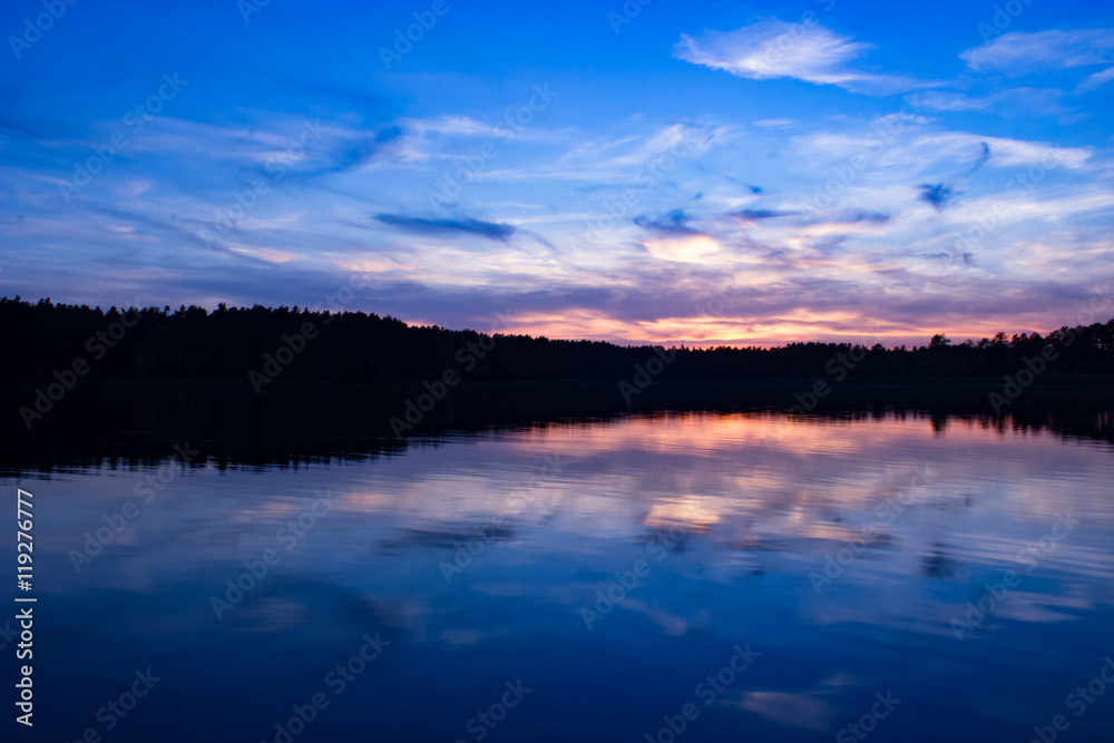 Fototapeta premium Zachód słońca nad zalewem w Rudzie Różanieckiej (światło fluorescencyjne)