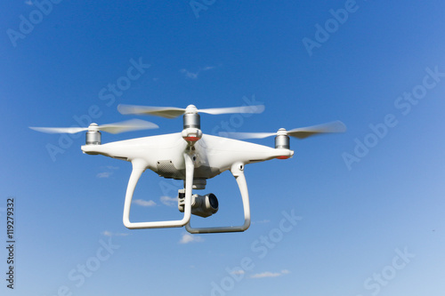 Schwebende Drohne mit blauem Himmel als Hintergrund