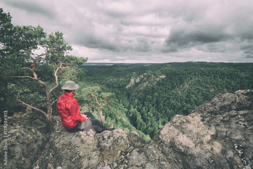 Obraz premium lonely man in the beautiful rocky landscape