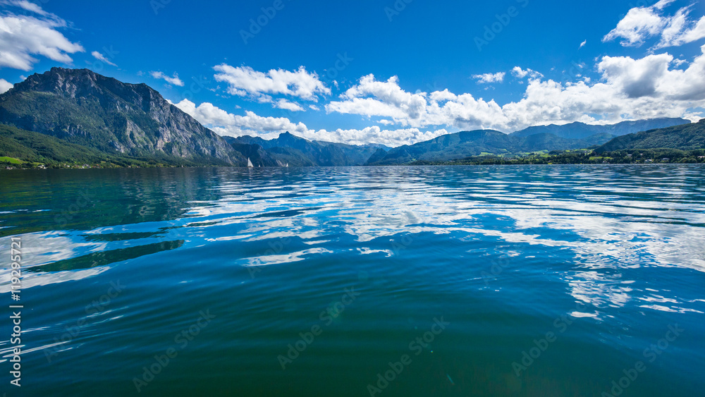 Naklejka premium Traunsee, Salzkammergut, Österreich, an einem Sommertag