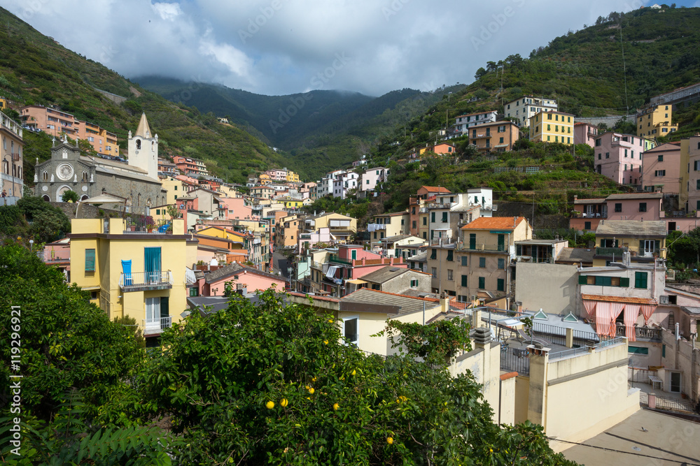Fototapeta premium village italien entre montagne et mer, Riomaggiore