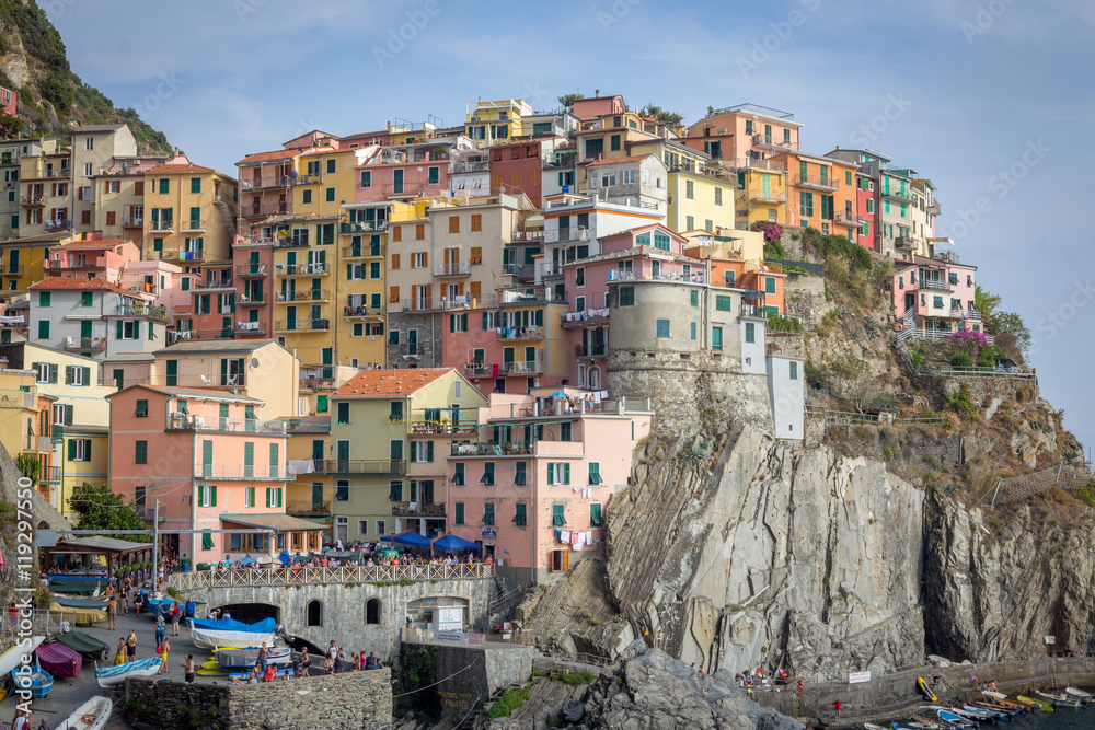 petit village coloré italien en haut des falaises de la méditerranée