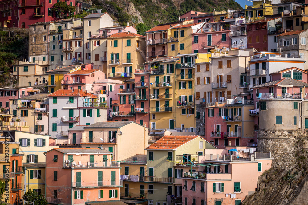 Maisons colorées d'un village sur les pentes des bord de mer d'Italie